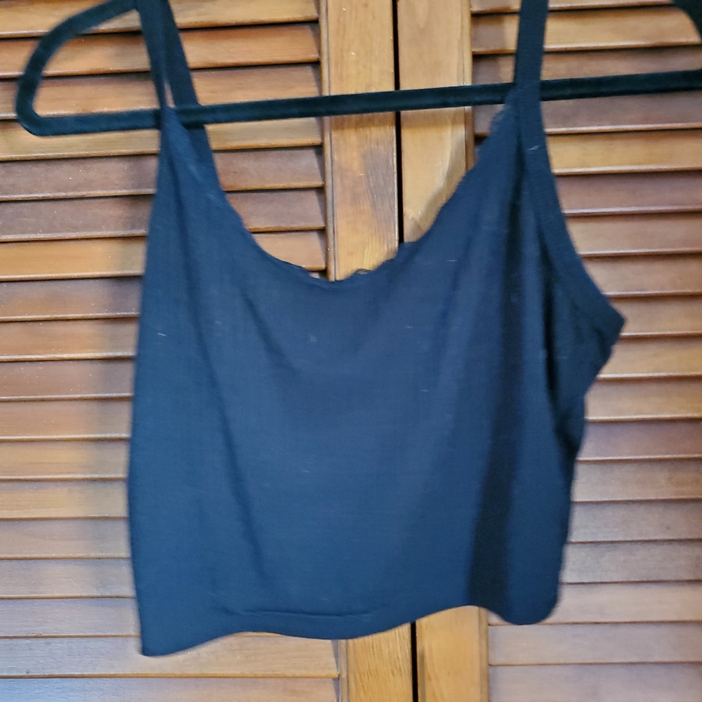 Cropped loose fitting tank top lines with lace